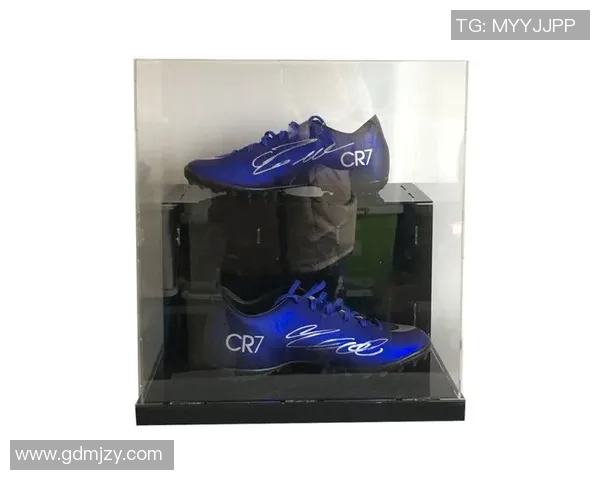 足球巨星C罗亲笔签名珍品曝光引发球迷热议与收藏热潮
