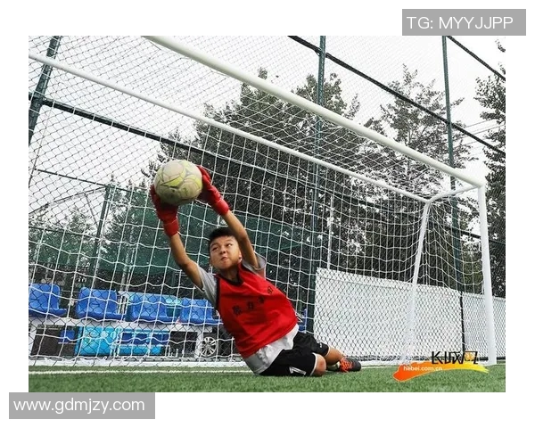 足球明星与儿子的温情故事在绿茵场上绽放的亲情与梦想交织的旅程 足球明星与儿子的温情故事在绿茵场上绽放的亲情与梦想交织的旅程