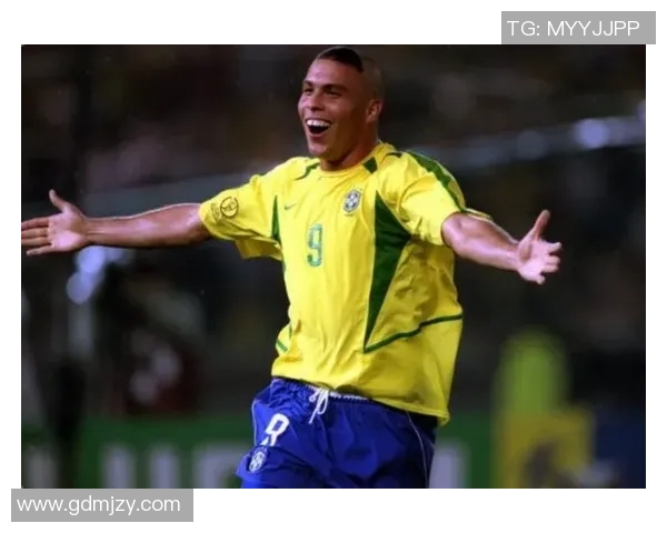 足球明星罗纳尔多独特发型解析与时尚影响力探讨 足球明星罗纳尔多独特发型解析与时尚影响力探讨